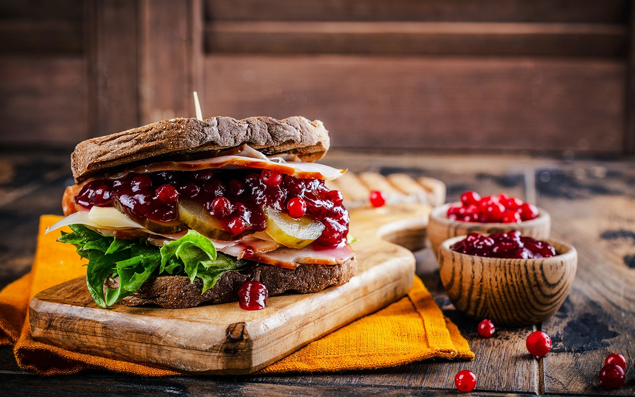 Клюквенный соус имеет кисло-сладкий вкус с яркой ягодной кислинкой, которую уравновешивают сахар или мед