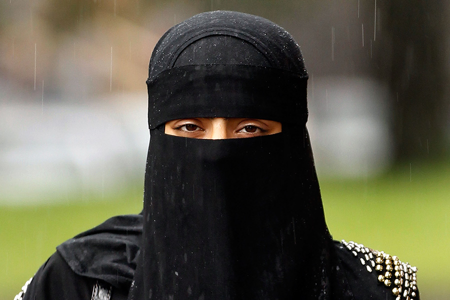 Никаб&nbsp;&mdash; традиционный женский головной убор, закрывающий лицо, с узкой прорезью для глаз.