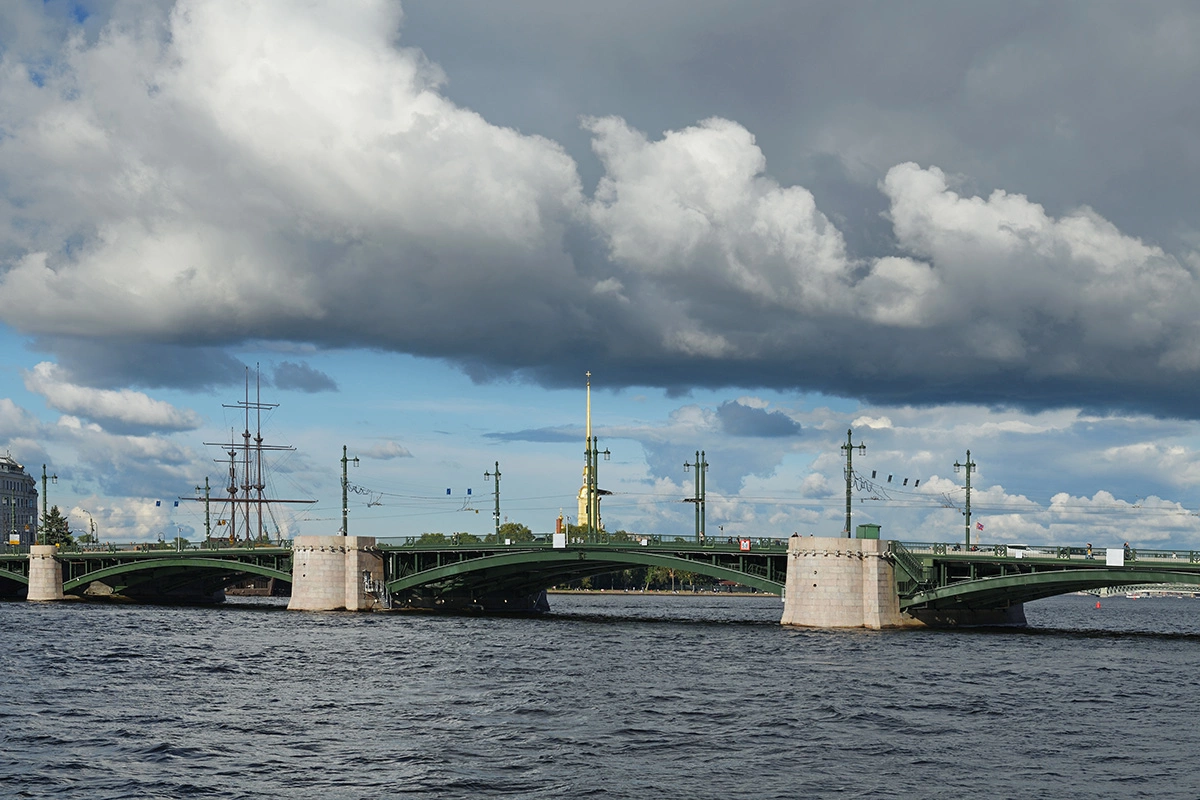 Биржевой мост через Малую Неву соединяет Васильевский остров с Петроградской стороной, фото в наши дни