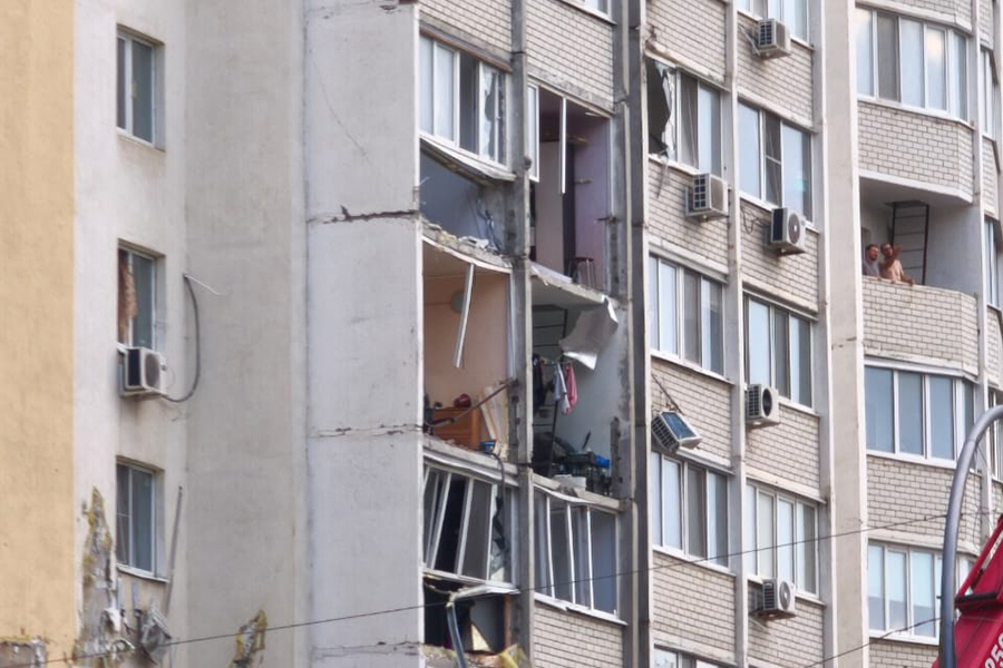 Взрывной волной выбило стекла и повредило стены в соседнем доме.