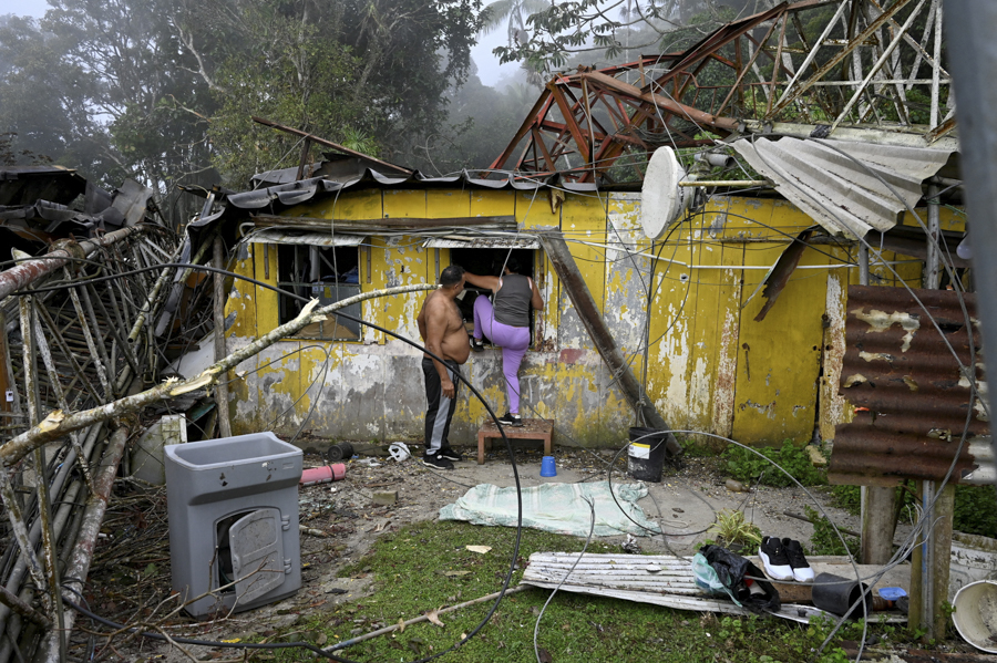 Брат и сестра достают вещи из-под завалов после авиаудара США, разрушившего телевизионную и телефонную вышки. Обломки упали на их дом, убив соседку и ранив ее дочь, передает Reuters.