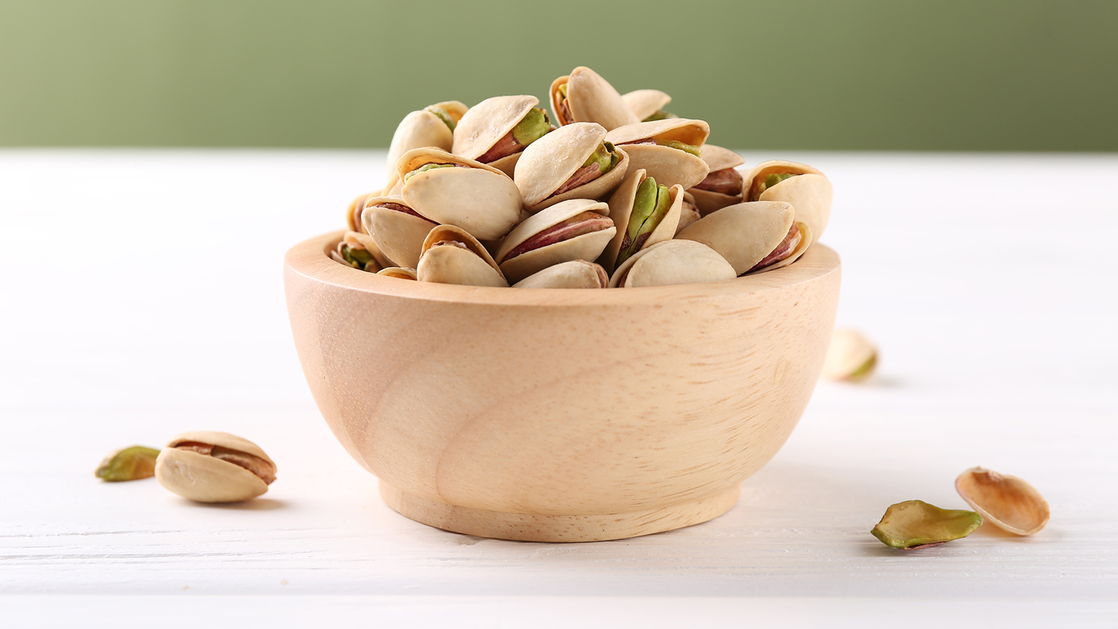 У фисташек съедобной является именно косточка, а оболочка при созревании естественным образом растрескивается