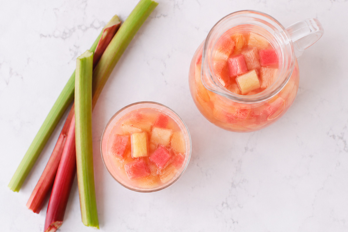 Для классического компота из ревеня на 1 л воды берут 250–300 г черешков и 100–150 г сахара
