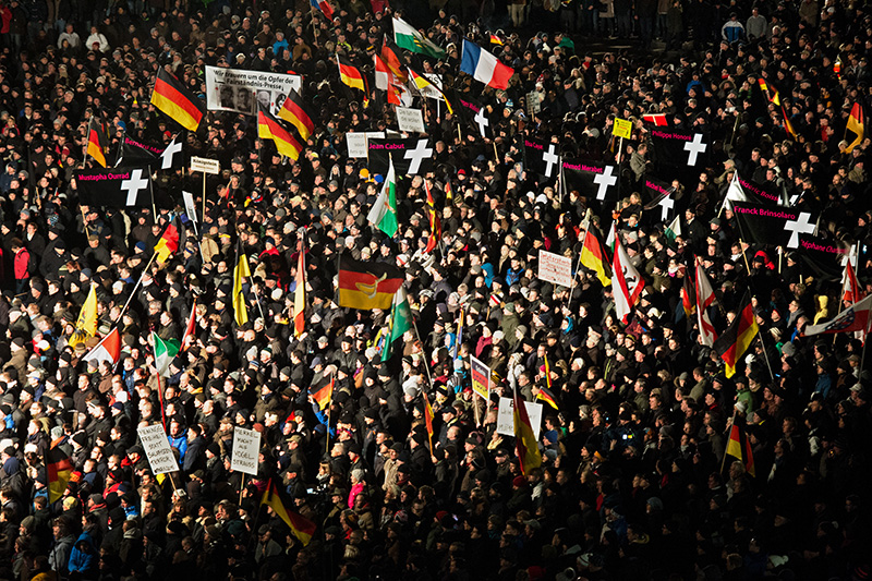В акции против исламизации Европы приняли участие 25 тыс. человек, сообщает BBC.