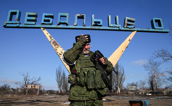 Ополченец ЛНР на одной из улиц Дебальцево после отхода из города украинских военных