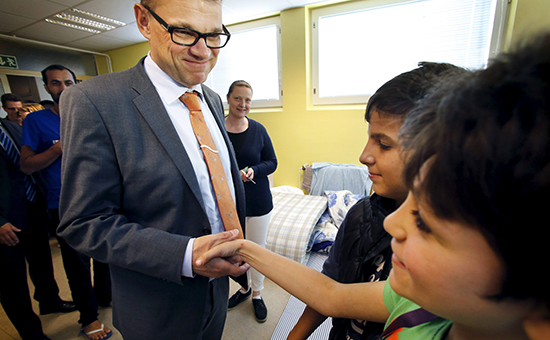 Премьер-министр Финляндии Юха Сипиля во&nbsp;время посещения центра приема мигрантов в&nbsp;Оулу 5 сентября 2015 года