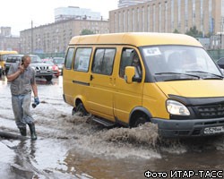 Сильный ливень в Москве вызвал подтопления на дорогах