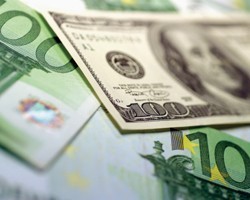 Углубление кризиса может привести евро к паритету с долларом