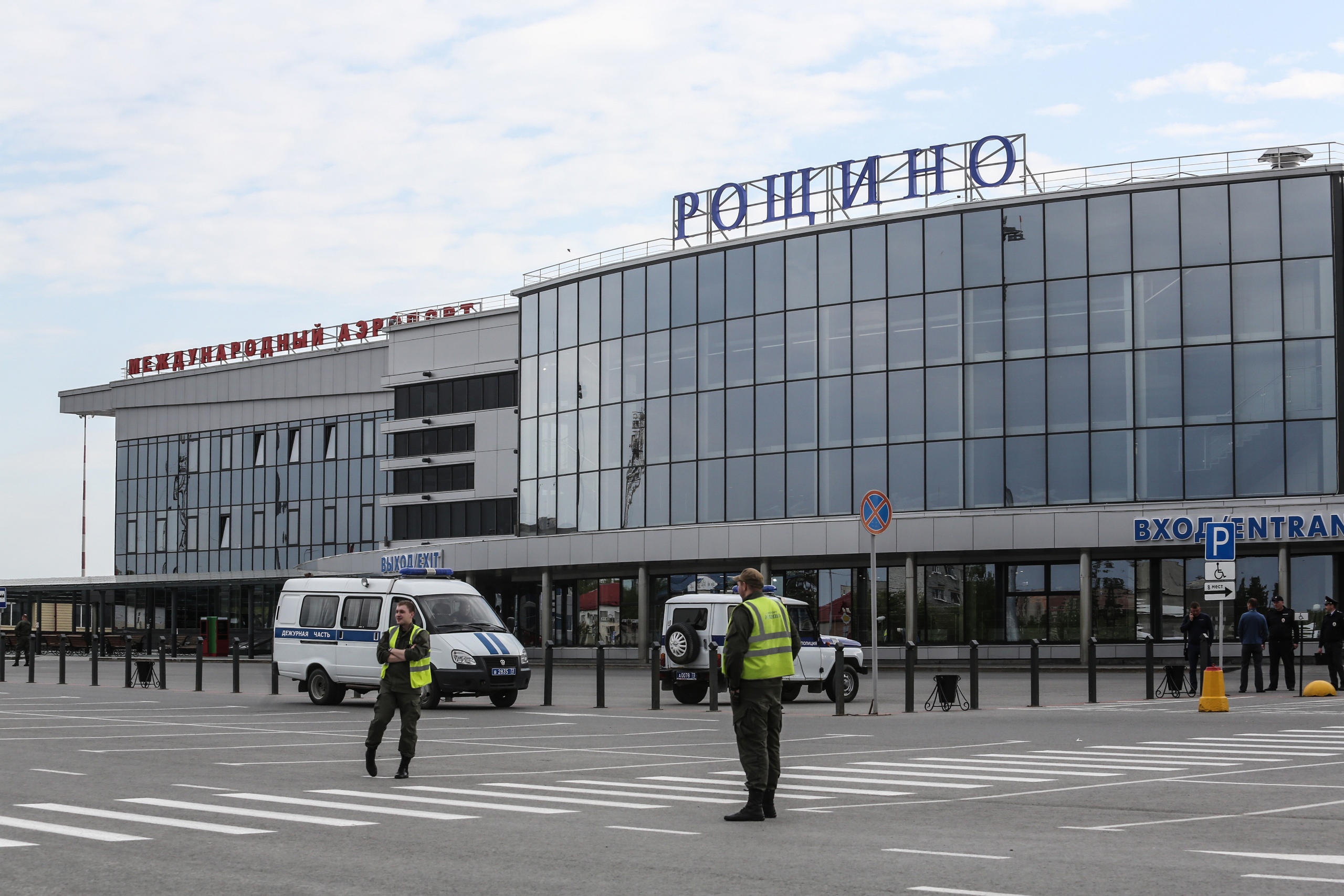 Пассажиры провели в самолете более трех часов и были отправлены в аэропорт