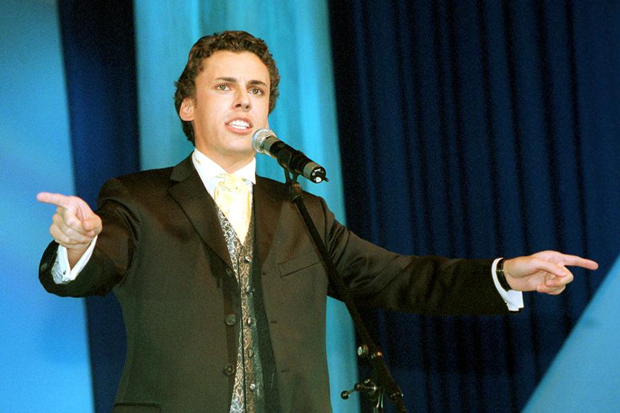 Максим Галкин во время выступления, 2000 год