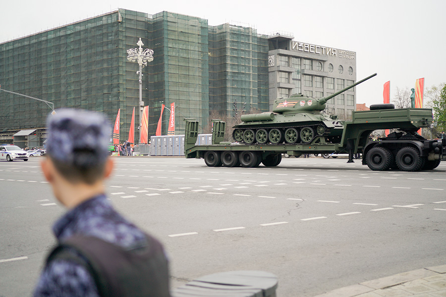 Платформа с танком Т-34-85 во время проезда по Тверской улице