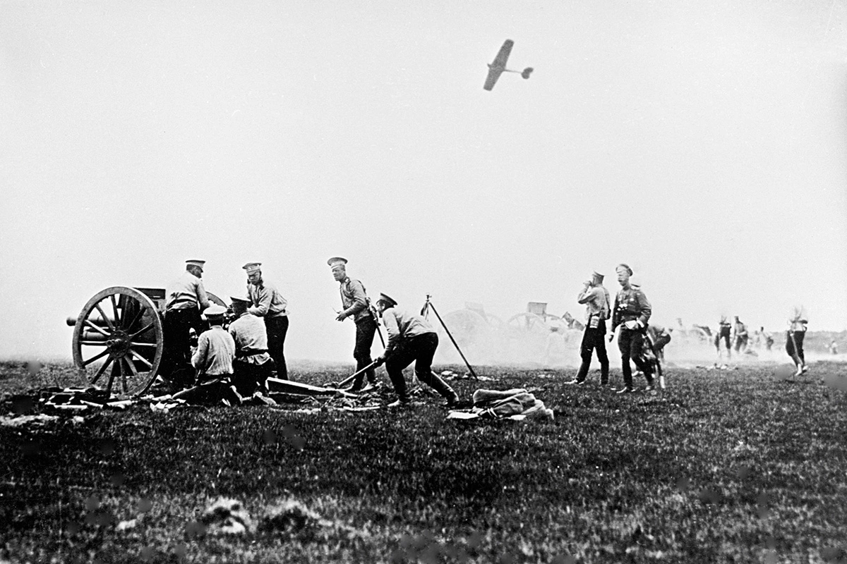 Русские артиллеристы заряжают пушку во время боя. 1916 год