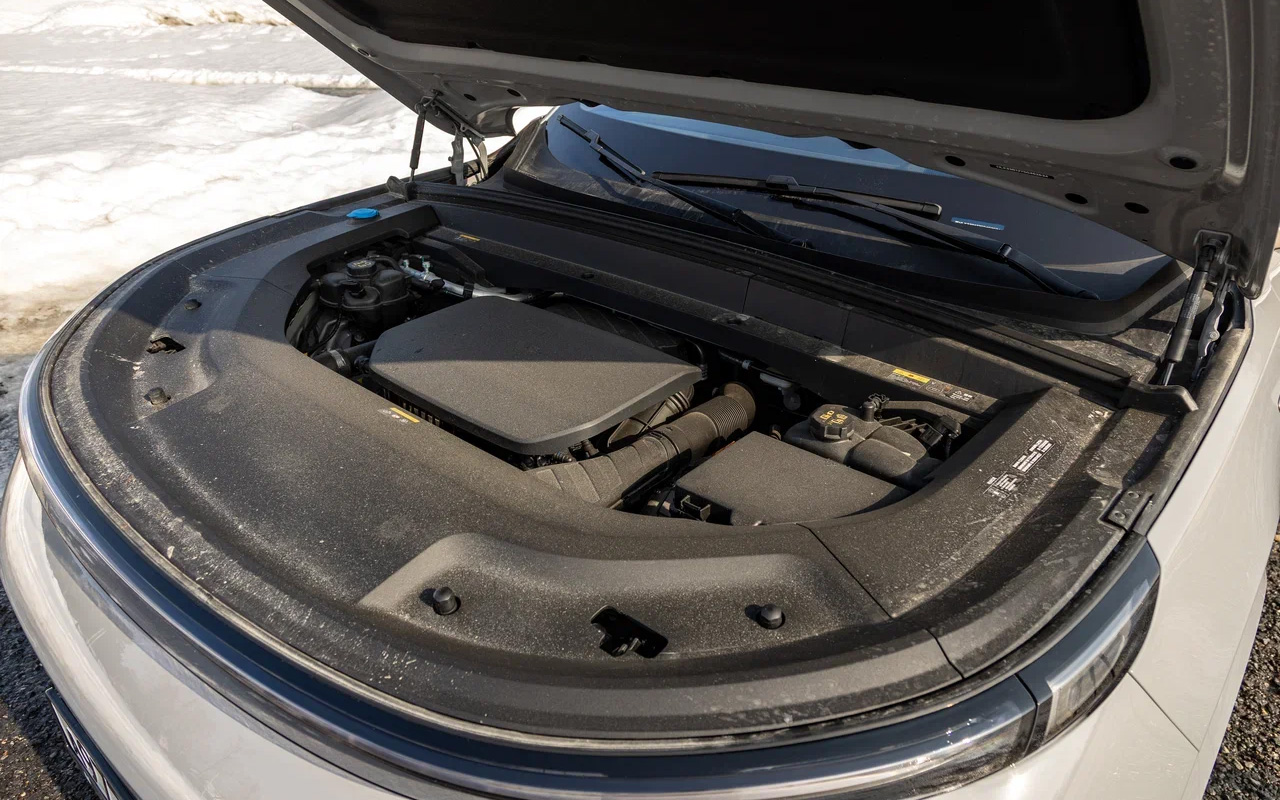 Роль генератора у&nbsp;Lixiang L9 выполняет 1,5-литровый бензиновый ДВС мощностью 154 л.с. Работает практически бесшумно, но кушает бензин не ниже АИ-95