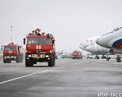 В Красноярске горит аэропорт, обрушена кровля здания