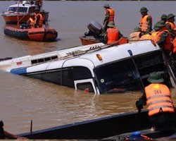Во Вьетнаме утонул автобус с пассажирами, 34 человека погибли 