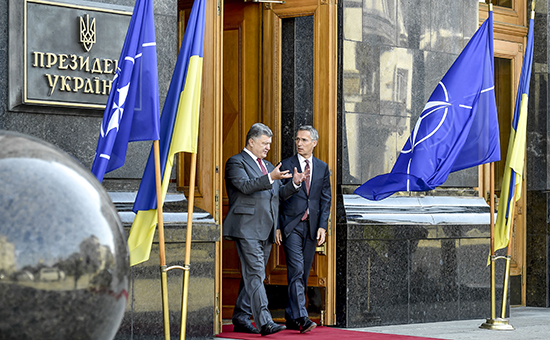 Президент Украины Петр Порошенко и&nbsp;генеральный секретарь НАТО Йенс Столтенберг (слева направо)