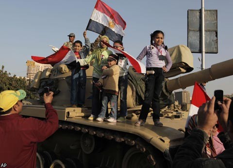 По всему Египту толпы штурмуют штаб-квартиры спецслужб