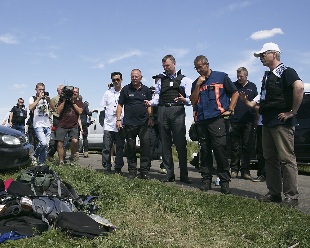 Заместитель руководителя ОБСЕ Александр Хаг (третий справа) и группа международных экспертов-криминалистов на месте падения Boeing 777