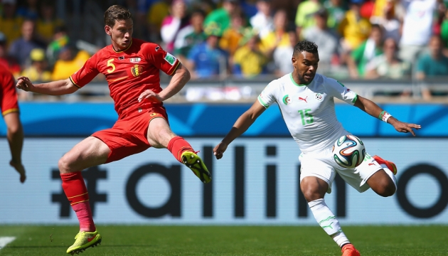 Эль-Арби Хиллель Судани (справа) из сборной Алжира отбивает мяч рядом с бельгийцем Яном Вертонгеном во время матча в Группе H  Бельгия - Алжир. 17 июня, Белу-Оризонти, Бразилия. 
