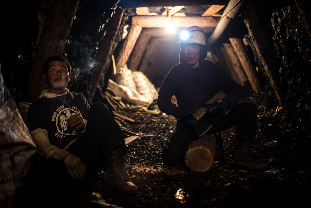 Ведущие отрасли экономики Монголии связаны с добычей полезных ископаемых. В 2016 году в стране было около 3 тыс. месторождений, где добывались (не всегда легально) около 50 различных минеральных полезных ископаемых &mdash; золото, медно-молибденовые, урановые, свинцово-цинковые и железные руды, уголь и др.

На фото: шахтеры в нелегальной шахте в Налайхе.
