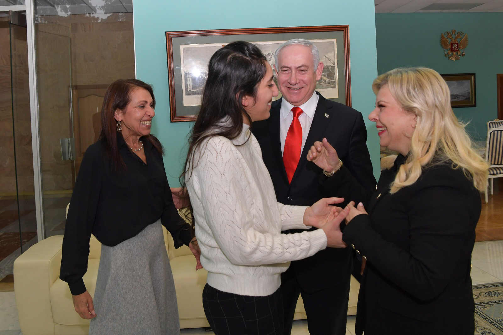 После освобождения Иссахар и ее мать Яффа (на фото слева) встретились в московском аэропорту с премьер-министром Израиля Биньямином Нетаньяху и его женой Сарой (на фото справа)