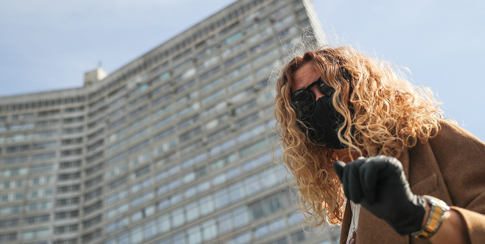 Девушка в медицинской маске на Новом Арбате во время пандемии коронавируса COVID-19