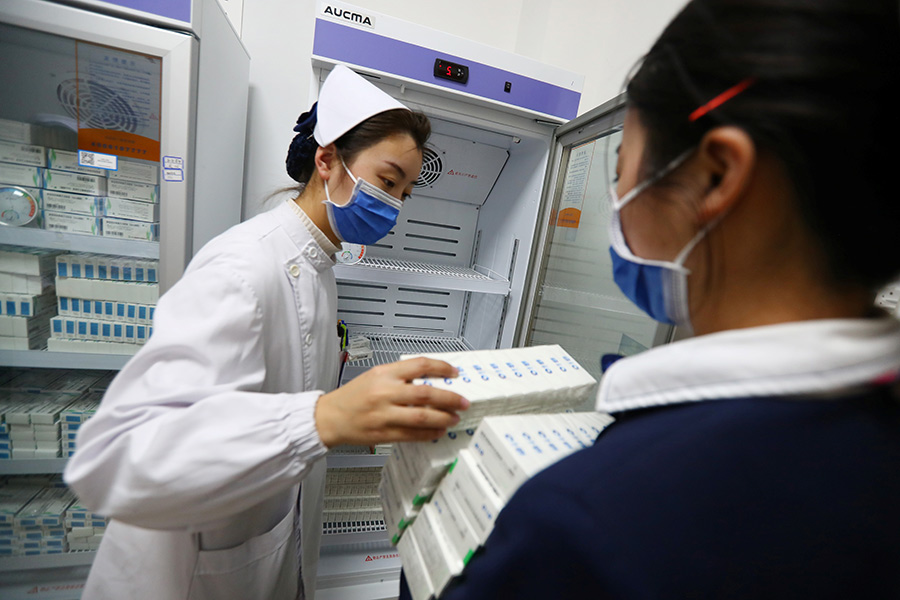 Другую китайскую инактивированную вакцину разработала China National Biotec Group (CNBG) (подразделение Sinopharm). Она не требует отрицательной температуры хранения и вводится двумя дозами с интервалом в две недели.

30 декабря Sinopharm объявила, что на третьем этапе испытаний препарат показал эффективность на 79%. Однако Объединенные Арабские Эмираты, которые одобрили вакцину Sinopharm в этом месяце, заявили, что эффективность вакцины составила 86%. Кроме Китая и ОАЭ вакцина Sinopharm проходит клинические испытания в Бахрейне, Иордании, Перу и Аргентине.

В Китае препарат Sinopharm с июля используется в рамках программы по экстренному вакцинированию, а 31 декабря Государственное управление по лекарственным средствам Китая одобрило препарат для широкого использования