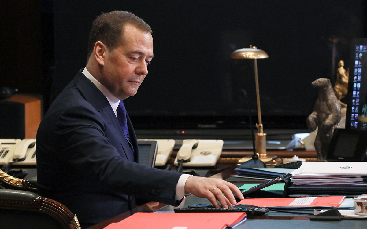 Путин создал комиссию во главе с Медведевым