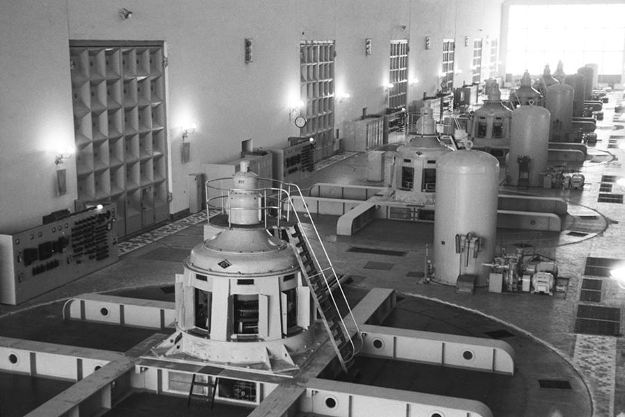 Машинный зал Каховской гидроэлектростанции, 1960 год