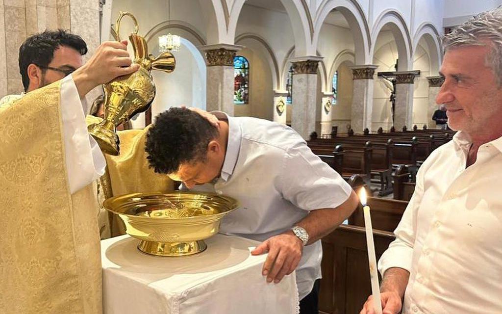 Роналдо покрестился в 46 лет