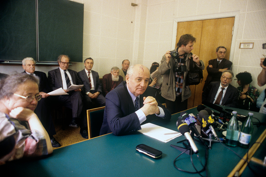 Встреча кандидата на пост президента России Михаила Горбачева с российскими писателями. Слева&nbsp;&mdash; Мария Розанова. 1 мая 1996 года