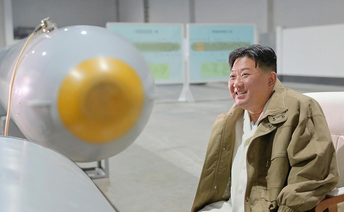 Ким Чен Ын во время испытаний подводного дрона, март 2023 года