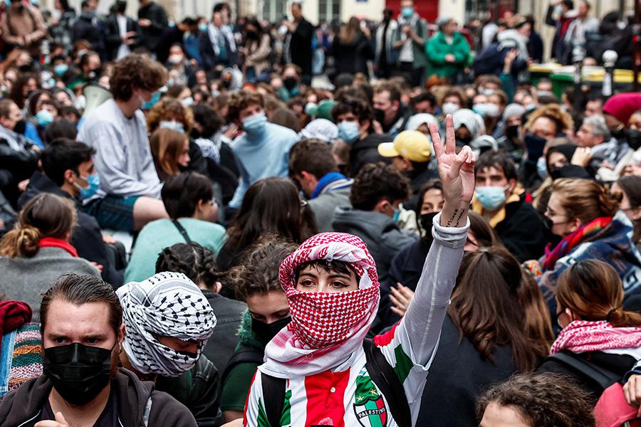 Молодые люди участвуют в акции протеста в поддержку Палестины&nbsp;перед зданием&nbsp;Института политических исследований в&nbsp;Париже, 26 апреля 2024 года