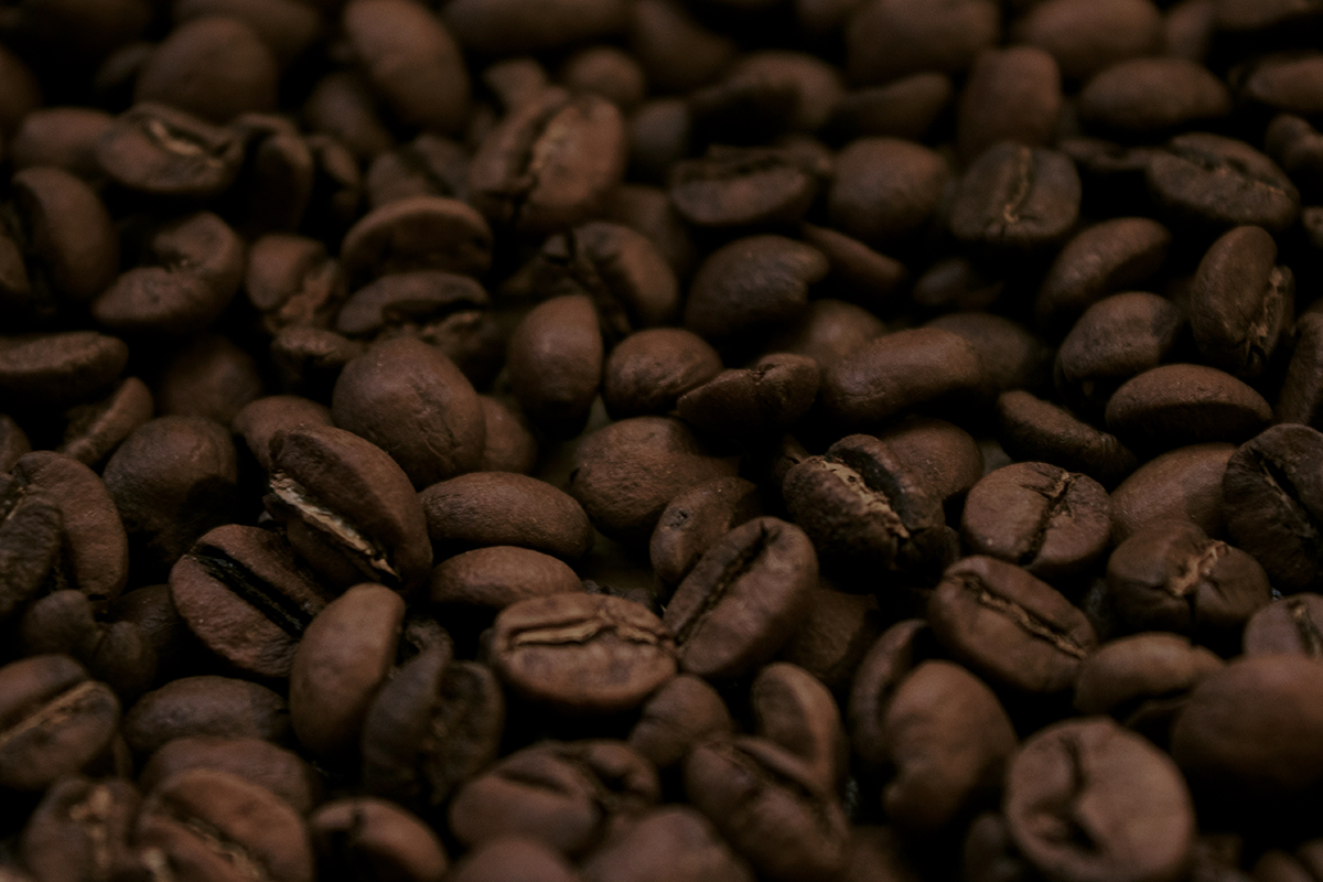 Первыми сочетать кофе и коньяк придумали французы — благодарить за многообразие вкусных согревающих рецептов можно именно их, так как одноименный регион является родиной крепкого напитка