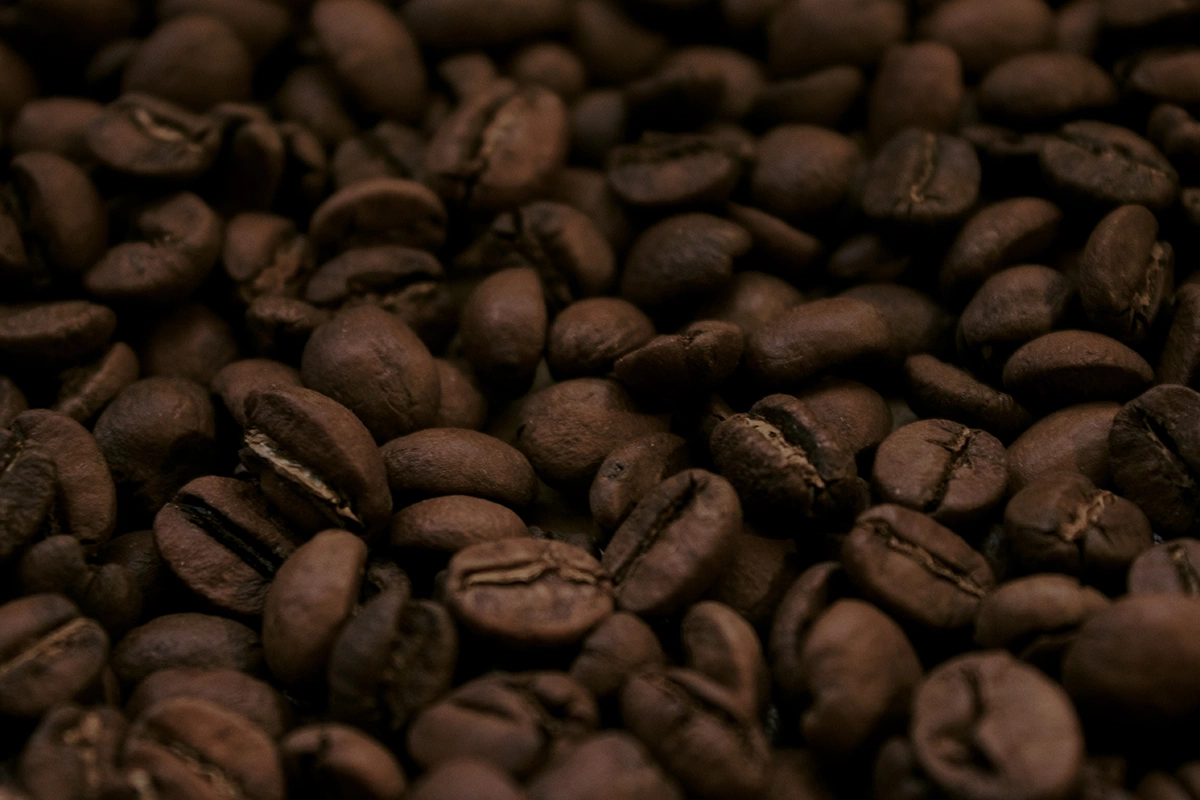 Первыми сочетать кофе и коньяк придумали французы — благодарить за многообразие вкусных согревающих рецептов можно именно их, так как одноименный регион является родиной крепкого напитка