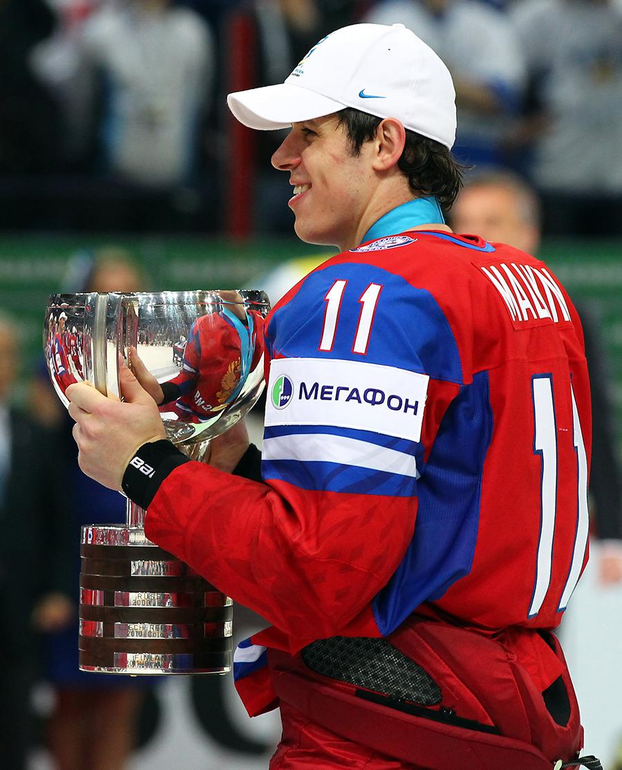 Евгний Малкин с кубоком Чемпионата мира по хоккею, 2012 год