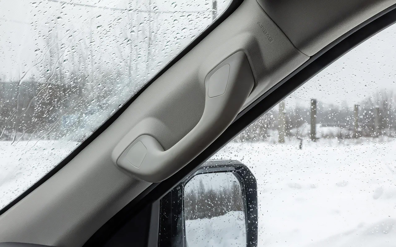 Внутренние ручки для посадки-высадки есть у каждой из дверей