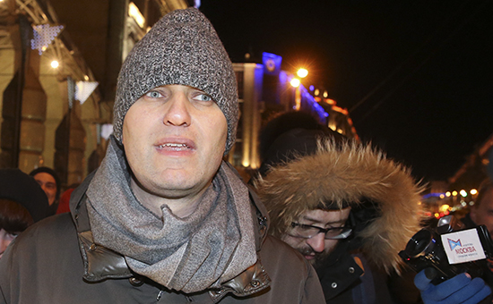 Оппозиционер Алексей Навальный (слева) идет по Тверской улице