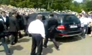 Автомобиль Дмитрия Медведева едва не протаранил толпу