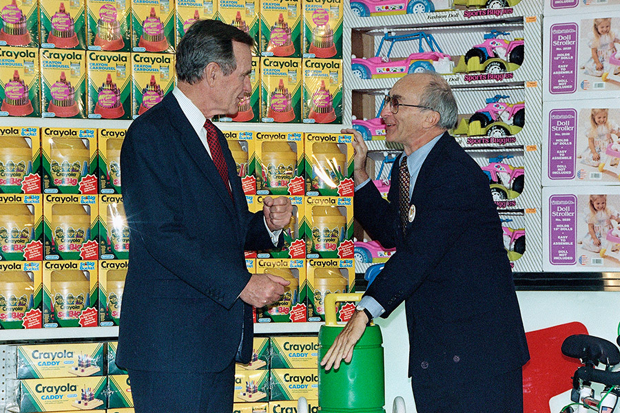 Джордж Буш и Чарльз Лазарус, 1992 год