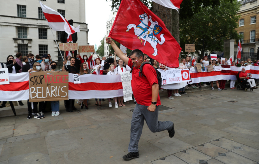 Демонстранты подняли флаги на акции в Лондоне