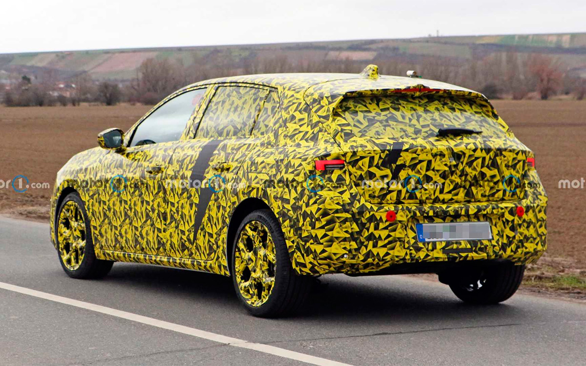 Opel Astra нового поколения впервые заметили на тестах. Фото