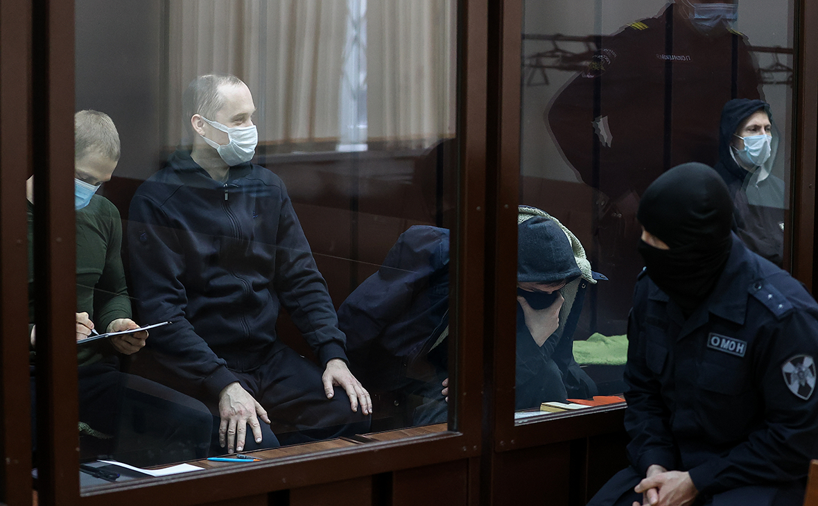 Члены группировки Lurk Константин Козловский и Александр Сафонов (слева направо) во время оглашения приговора