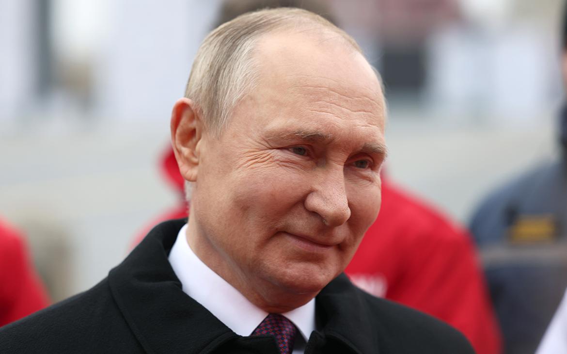 Песков заявил, что после прививки со здоровьем Путина все нормально