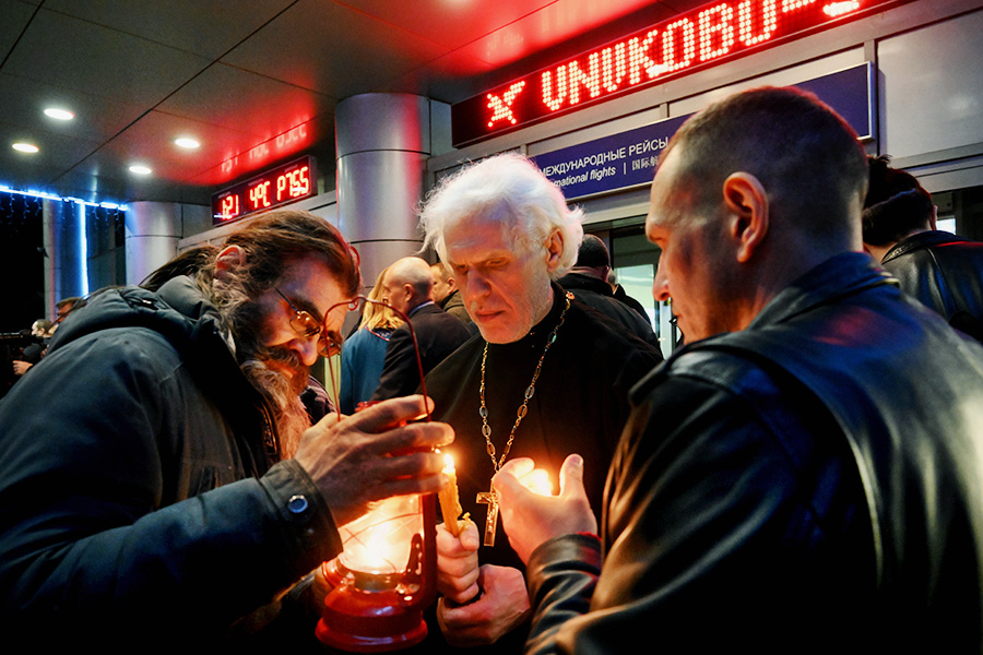 Верующие с лампадами, зажженными от Благодатного огня в аэропорту &laquo;Внуково-3&raquo;.&nbsp;