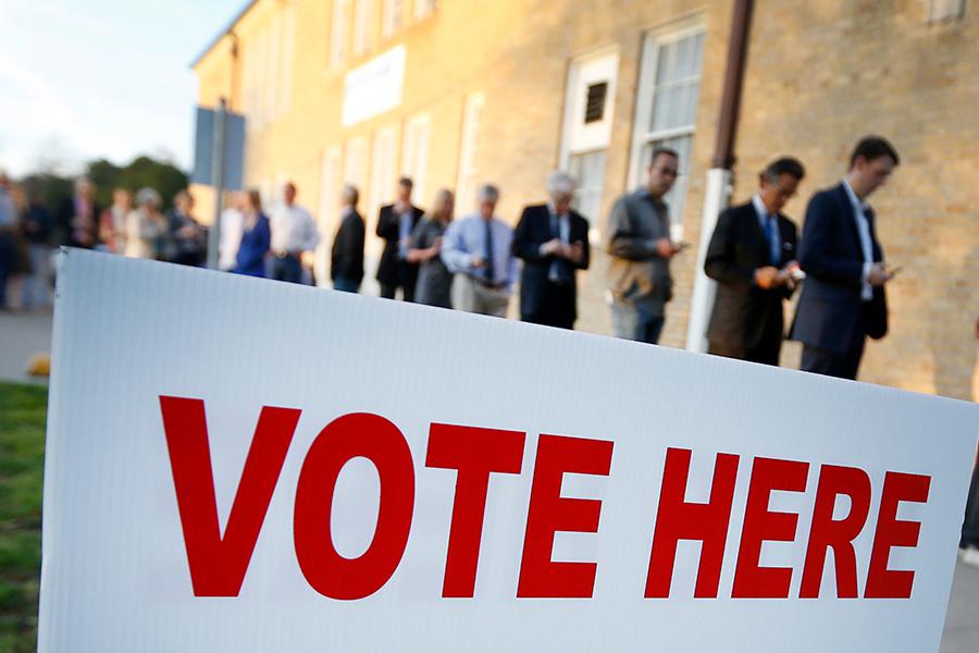 Избиратели выстраиваются в очередь, чтобы проголосовать на выборах США, 2016 год