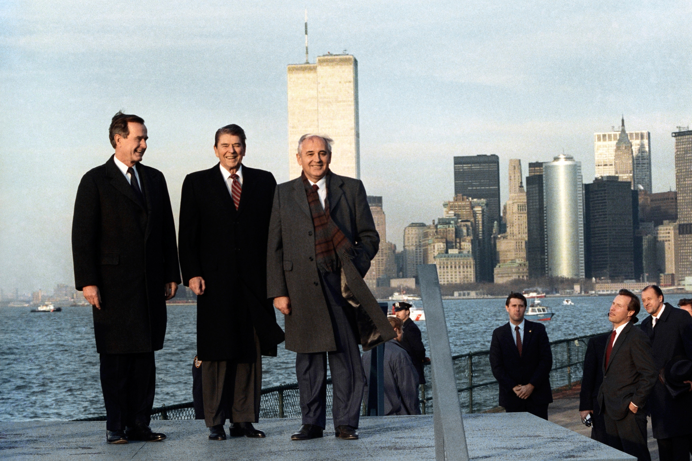 В 1988 году Горбачев вновь посетил США, на этот раз для участия в 43-й сессии Генеральной Ассамблеи ООН (на фото с Рейганом и вице-президентом Джорджем Бушем). Там советский лидер произнес «антифултонскую речь», которая, по его мнению, должна была положить конец Холодной войне. Он сообщил о намерении вывести часть войск из стран Варшавского договора.