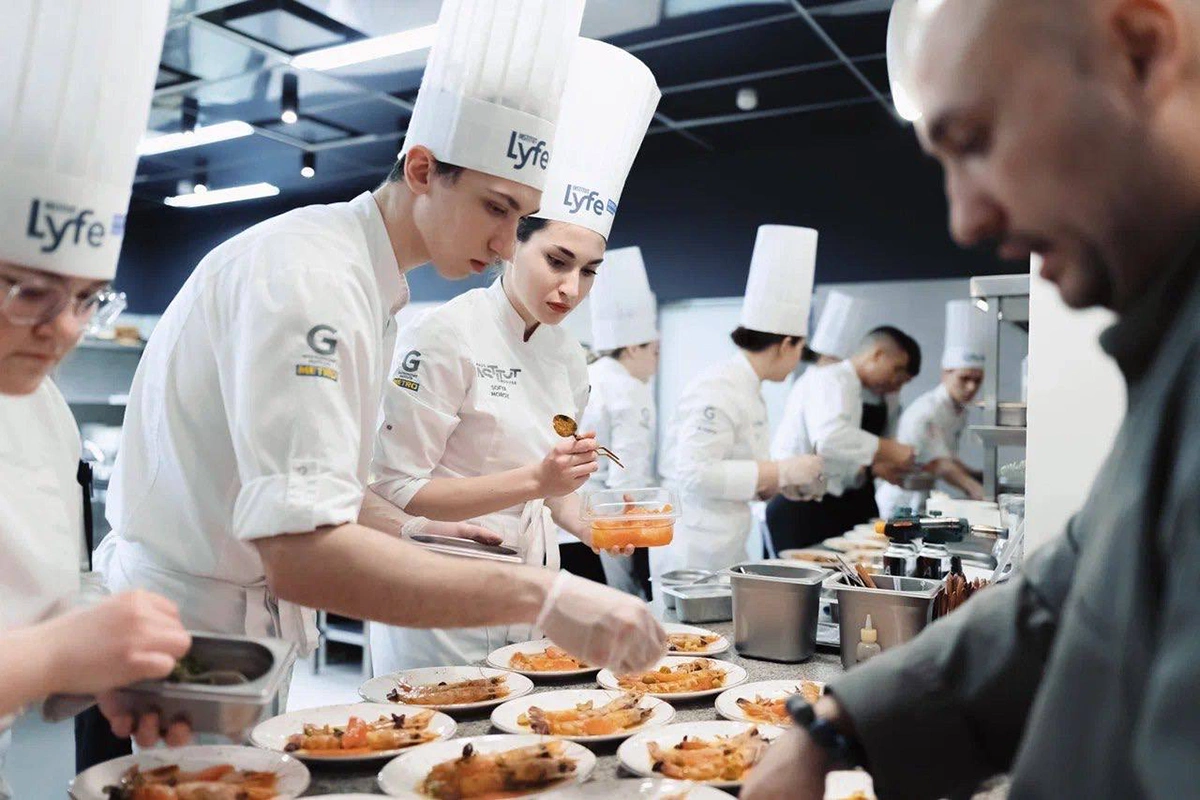 Красноярский проект СФУ — редкий для России пример «длинной» поварской подготовки с международной поддержкой: четырехлетний бакалавриат в партнерстве с французским Institut Lyfe (бывший Institut Paul Bocuse)