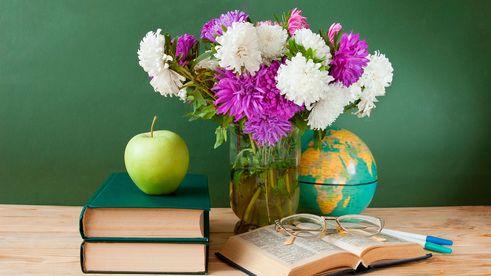 В Роспотребнадзоре рассказали, как правильно выбирать букет учителю