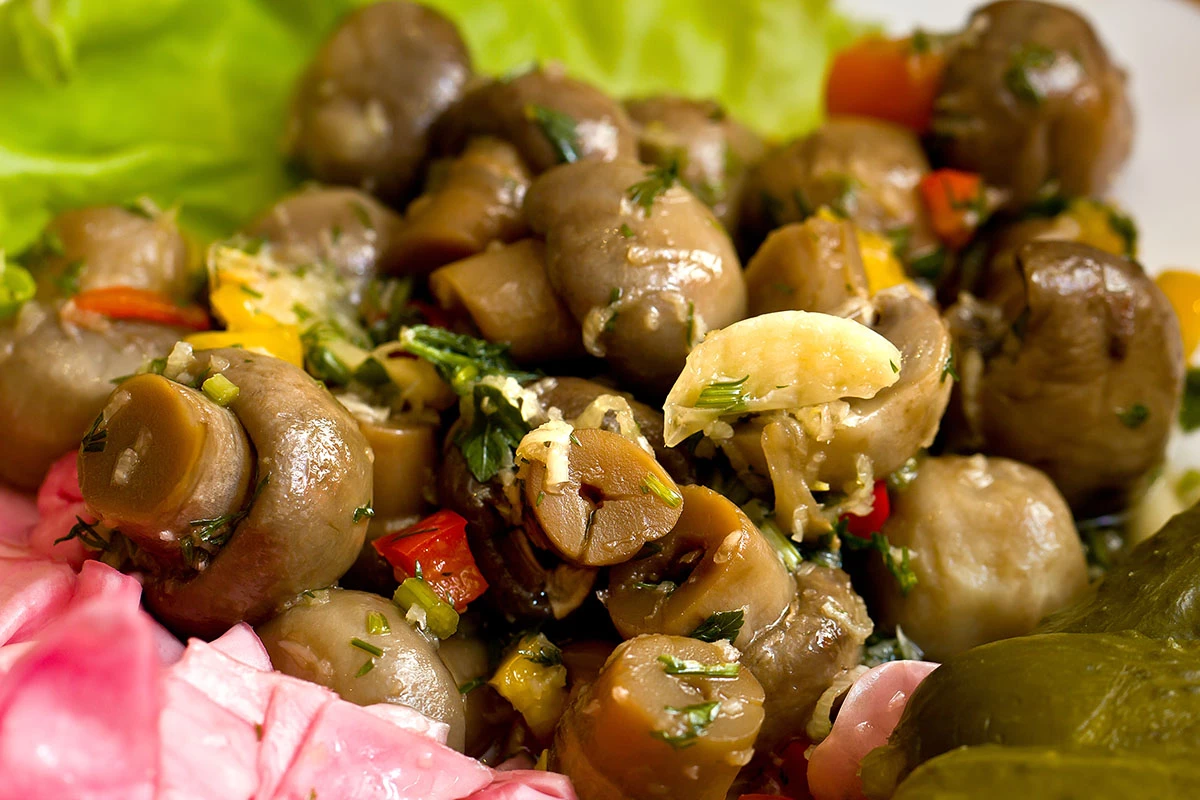Салат с маринованными грибами